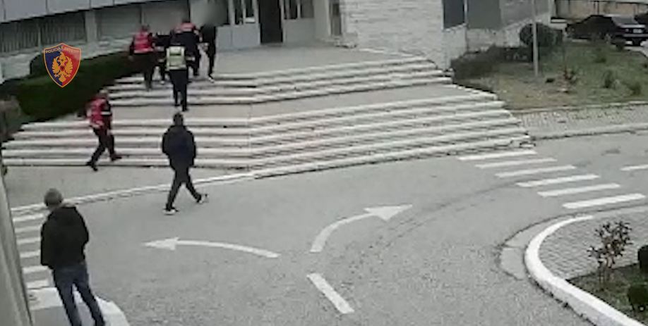 Po transportonin 7 emigrantë të paligjshëm dhe nuk iu bindën policisë, pranga dy të rinjve