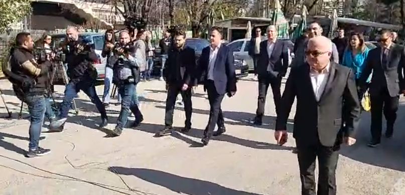 PAMJET/ Komisioni i Rithemelimit mbërrin në selinë e PD-së, përfaqësuesit e ‘Foltores’ hyjnë në zyrën e Alibeajt dhe Bardhit