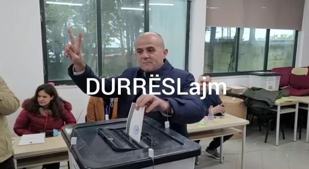 Kandidati Luan Hoti voton i pari në Durrës: I ftoj të gjithë qytetarët të dalin të votojnë (VIDEO)