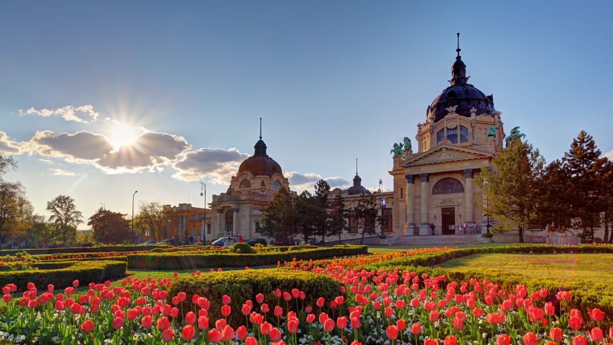 Hungaria heq plotësisht kufizimet për turistët