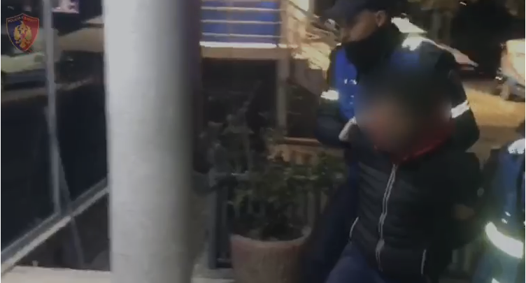 Lëvizte me kallashnikov në biçikletë, arrestohet 18-vjeçari (EMRI)