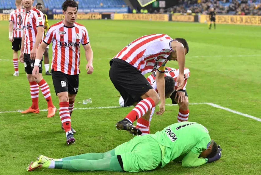 Kaos në Holandë/ Tifozë në fushë dhe portieri goditet me gotë birre, arbitri ndërpret përfundimisht ndeshjen