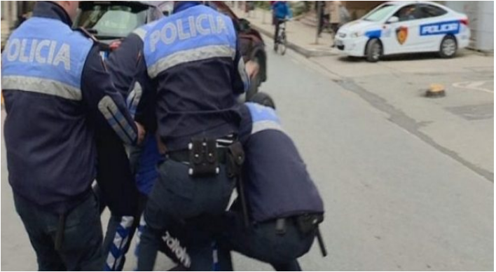 Lëvizte në sensin e kundërt, 25-vjeçari aksidenton efektiven e policisë