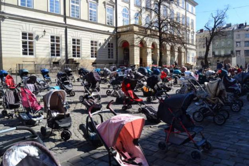 OKB publikon shifrat e viktimave, 109 karroca bebesh vendosen në sheshin Rynok në kujtim të 109 fëmijëve të vrarë