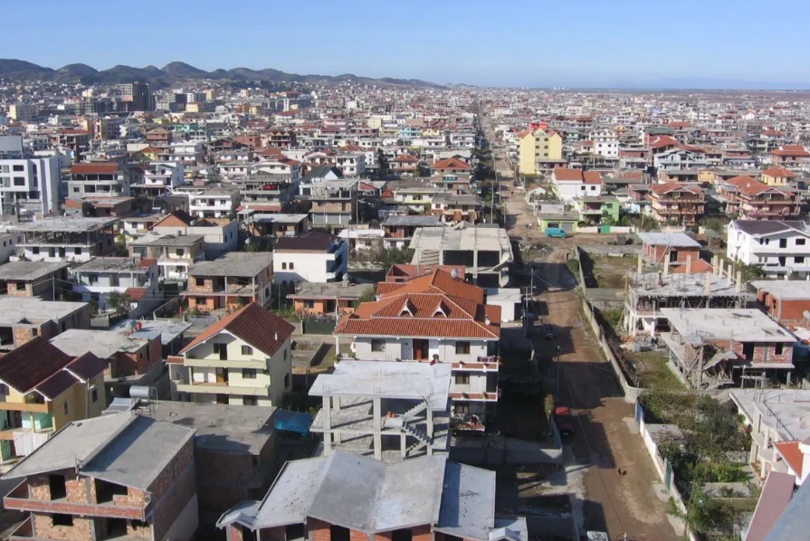 “Durrësi i ri”, 60 mijë banorë në superlagjen ku mungojnë sheshet
