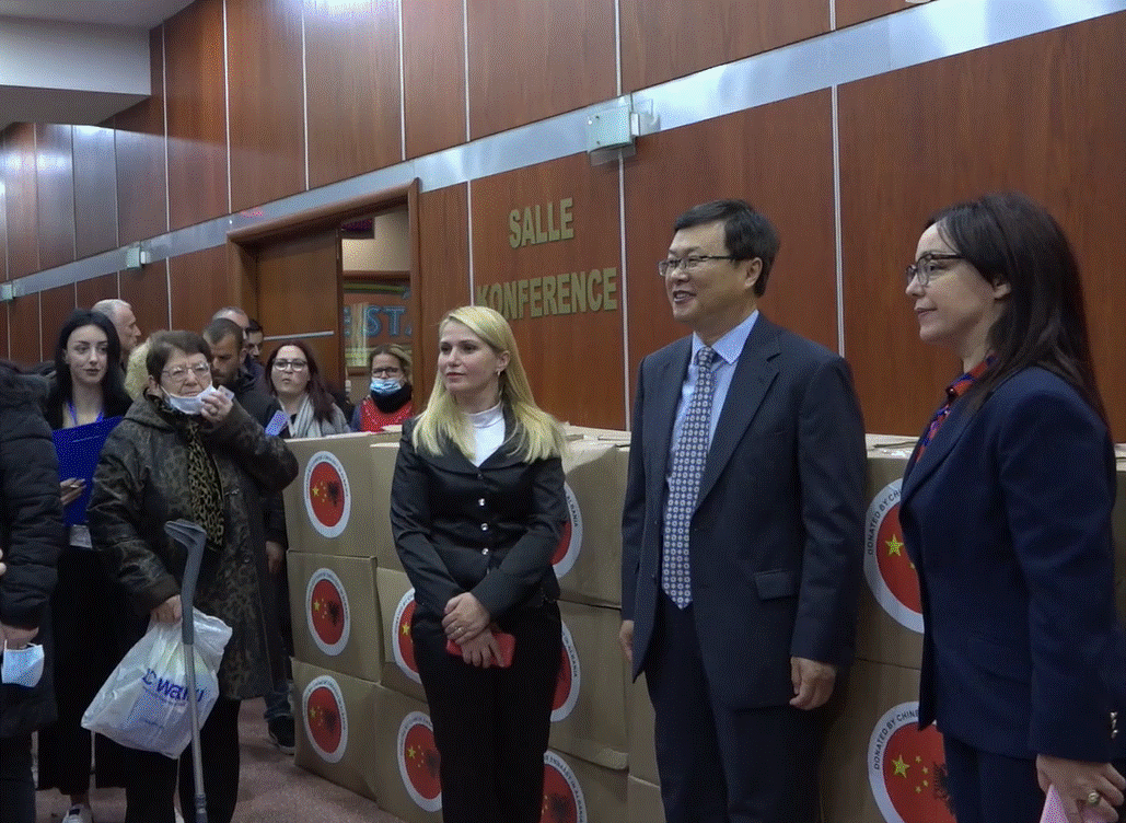 Ambasada e Kinës dhuron 100 pako në ndihmë të grave me aftësi të kufizuara në Durrës