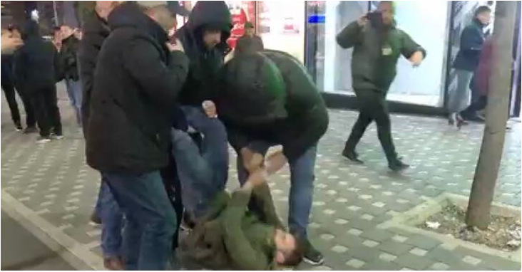 “Ju lutem se nuk bëra gjë”, civilët “varin” kokë-poshtë të riun protestues (VIDEO)