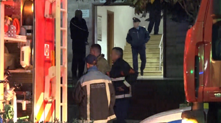 Zbulohet shkaku i zjarrit në Komisariatin e Policisë, u ndez nga i riu që ndërroi jetë dhe 64-vjeçari që hodhi gruan nga ballkoni!