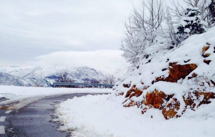 Temperatura të ulëta dhe erëra të forta, Kruja zgjohet e mbuluar me reshje borë