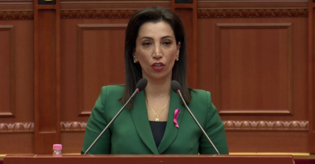 10-vjeçarja përdor fjalë fyese në protestë, tronditet ministrja Kushi: Nuk lejoj të keqpërdoren fëmijët!