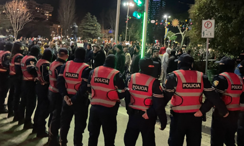 Aktivistja “merret zvarrë” nga policia në rrugët e Tiranës, skena të dhunshme gjatë shoqërimeve (VIDEO)