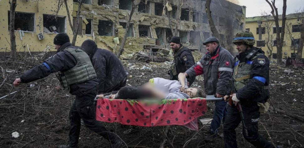 Pamje të trishta/ Gruaja shtatzënë humb jetën bashkë me foshnjën! U evakuua nga spitali i bombarduar, por nuk ia doli