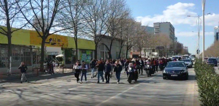 Studentët e UBT-së bojkotojnë mësimin dhe ngrihen në protestë (VIDEO)