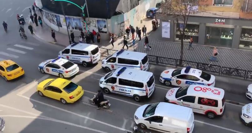 Flor Binaj nxjerr videon: Shtatë makina policie ndjekin studentët në protestë, sikur…