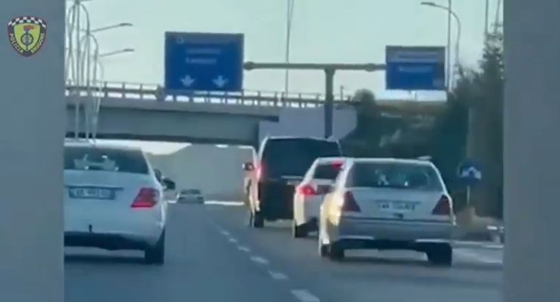 VIDEO/Gara shpejtësie në pikun e trafikut në Tiranë-Durrës, ia nxjerrin pamjet në rrjet, policia bllokon “BMW”-në dhe 40 mijë lekë gjobë