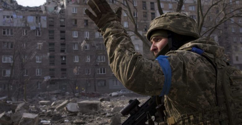 Qindra civilë brenda tij, bombardohet teatri në Ukrainë