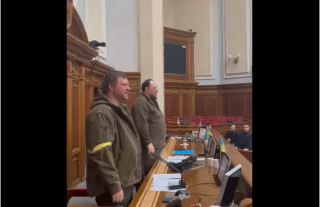 VIDEO/ Deputetët ukrainas mblidhen fshehurazi në Kuvend, këndojnë himnin dhe miratojnë ligjin e rëndësishëm