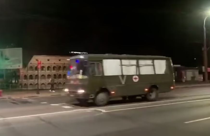 “Nuk ka mjekë mjaftueshëm”/ Daily Mail: Karvani i “kufomave” të Putinit, ja si transportohen rusët e vrarë gjatë luftimeve në Ukrainë (VIDEO)