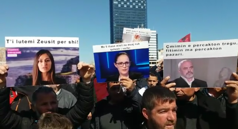 “T’i lutemi Zeusit për shi”, “Me 5 thasë miell në muaj nuk quhesh i varfër”, protestuesit ironi me ministret