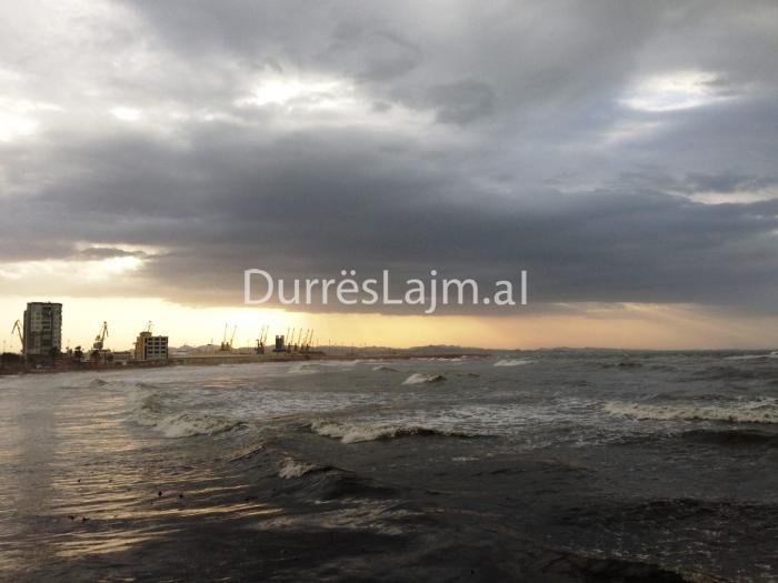 &#8220;Çmendet&#8221; moti në Durrës, det deri në 8 ballë dhe erëra të fuqishme! Anulohen lundrimet me traget sot dhe nesër
