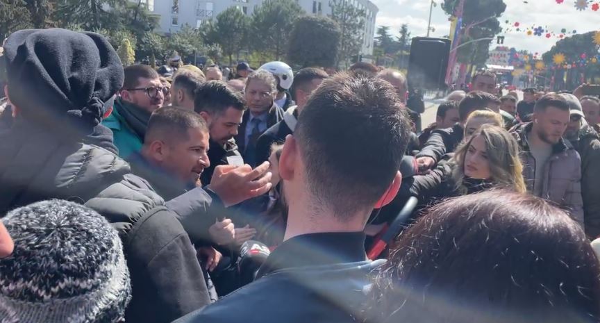 Flamur Bala nga Durrësi i bashkohet protestës në Tiranë, i drejtohet Ramës: Fuoristrada &#8220;Linkoln&#8221; që ke marrë nga Amerika sa harxhon në ditë?