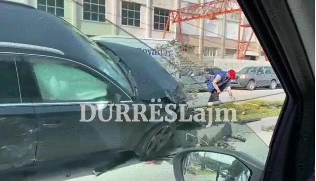 Durrës, drejtuesi i automjetit humb kontrollin dhe përplaset me shtyllën (VIDEO)
