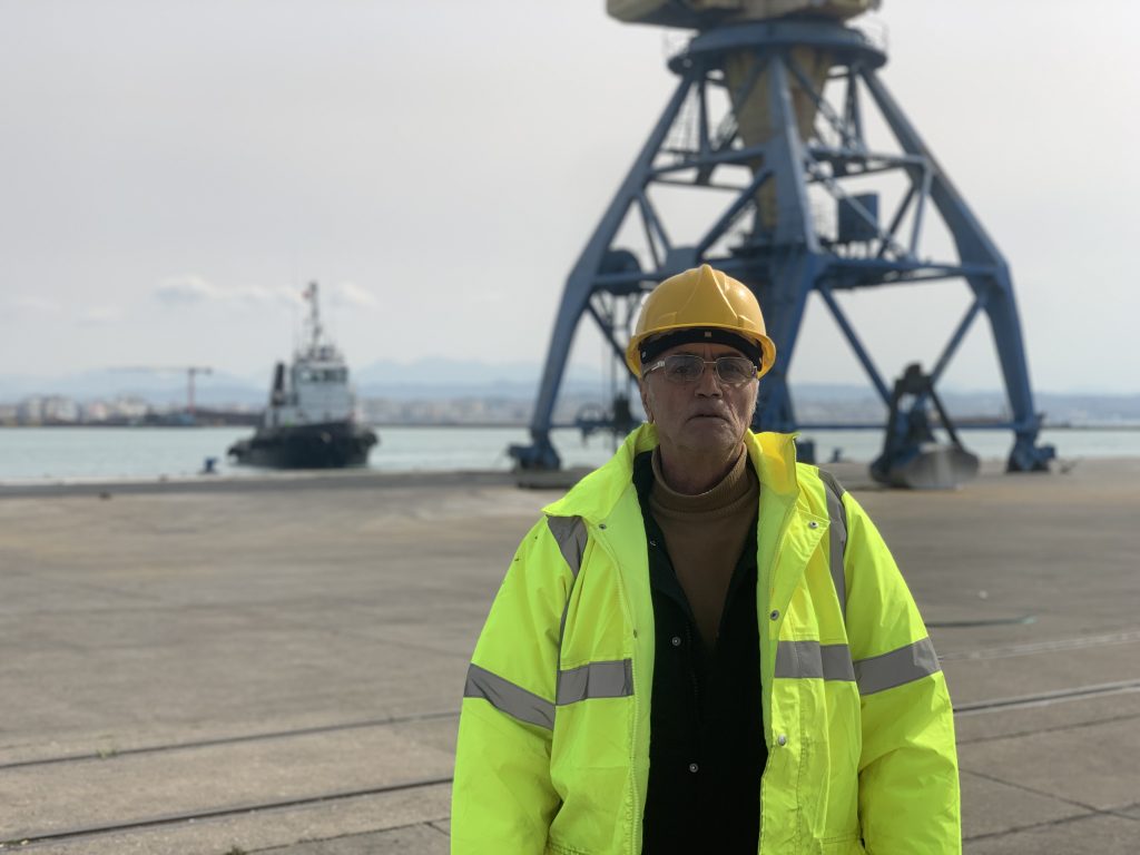 Rrugëtimi 42-vjeçar i inxhinier Naim Hoxhës në portin e Durrësit mes vështirësive dhe etikës profesionale