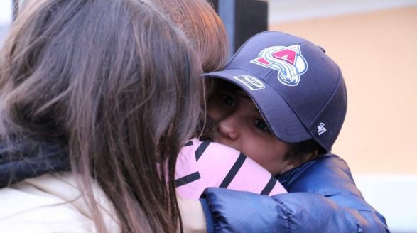 Iku nga lufta vetëm me një numër telefoni në krah, Hasani i vogël ribashkohet me nënën dhe gjyshen