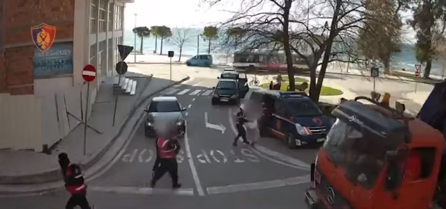 Sherri për xhiron me kalë shkaktoi një viktimë në mes të plazhit/ Kush është i “forti” i arrestuar me armë në brez