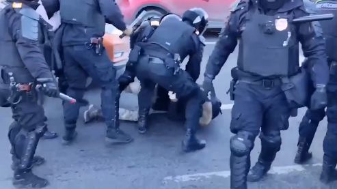 Shkopinj gome e shqelma, shihni si policia ruse “neutralizon” qytetarët që protestojnë kundër luftës (VIDEO)