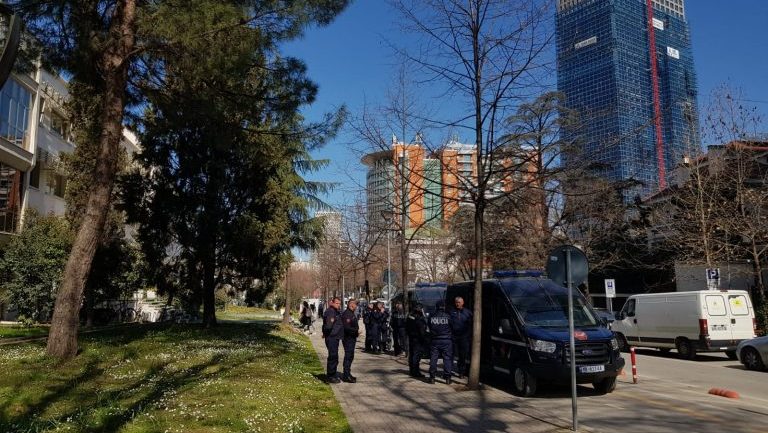 Protesta/ 700 punonjës në terren, policia rrethon Kryeministrinë