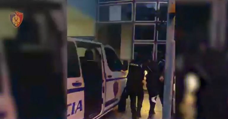 Policia aksion blic në Vlorë, arrestohen tre persona, sekuestrohen armë