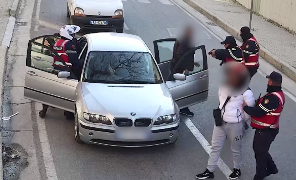 Policia në aksion, shihni si kapet personi i kërkuar për vrasje në tentativë (VIDEO)