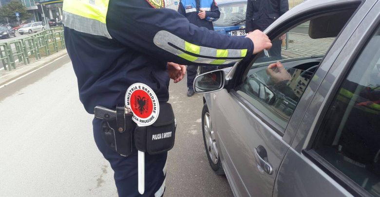 Nuk vendosnin gjobë por u merrnin para shoferëve, arrestohen dy inspektorët e policisë