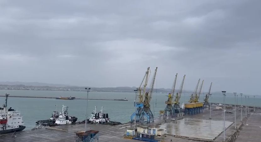 Moti i keq në Durrës &#8220;kyç&#8221; tragetet në Terminal dhe 4 anije tregtare në kalata (VIDEO)