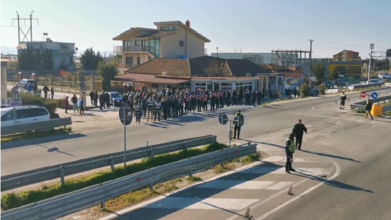 Dita nis me protesta/ Qytetarët bllokojnë autostradën Lushnjë-Fier