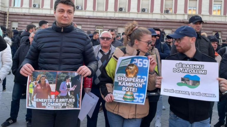 Protesta kundër rritjes së çmimeve, qytetarët mblidhen përballë Kryeministrisë