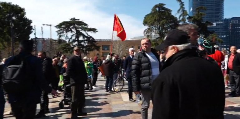 Nis protesta kundër rritjes së çmimeve, qytetarët me flamuj e pankarta në shesh