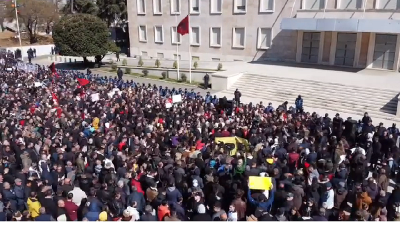 Protesta para Kryeministrisë, Meta: Lironi studentët, gratë dhe rininë tonë patriotike