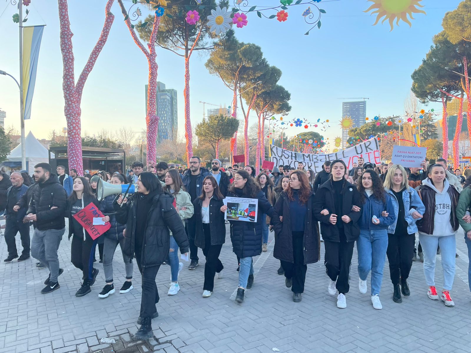 Nis dita e gjashtë e protestës kundër rritjes së çmimeve, qytetarët mblidhen para Kryeministrisë