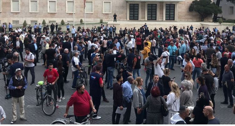 Protestat kundër rritjes së çmimeve/ Komisioni Europian: Qytetarët shqiptarë kanë shqetësime legjitime