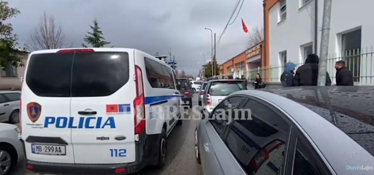 Pamje nga QV në Durrës ku ndodhi konflikti, policia shkon në vendngjarje (VIDEO)