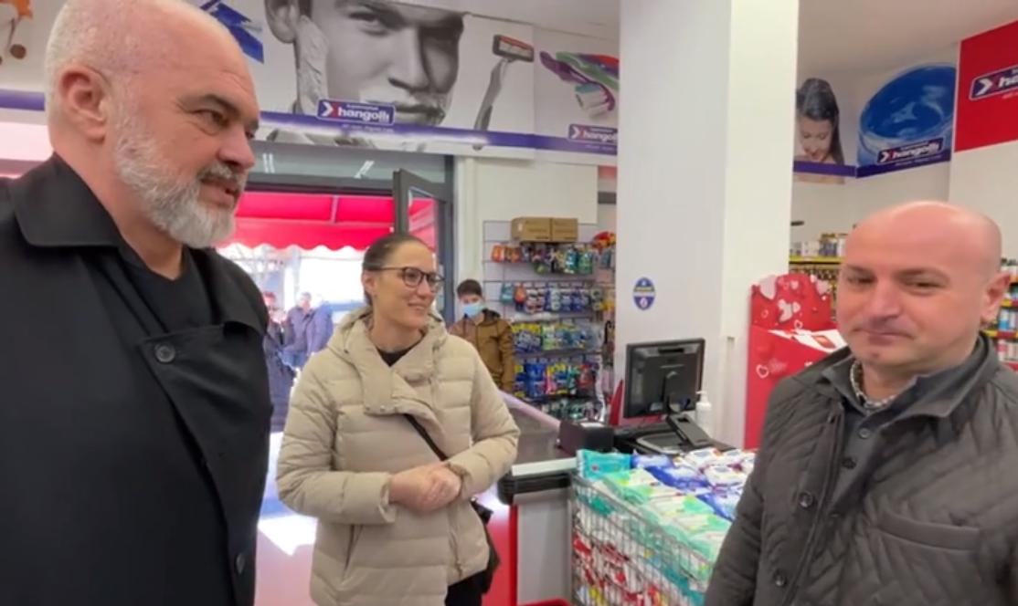 Administrimi i çmimit të ushqimeve të shportës, Rama bën “mbikqyrësin” tek marketi i lagjes (VIDEO)