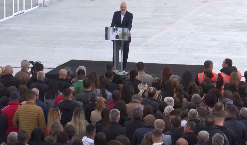 Rindërtimi në Kavajë, dorëzohen 206 banesa. Rama: Kujdes mos vijnë të tjerët dhe ju bllokojnë