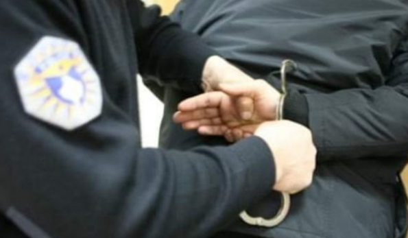 Shkatërroi makinën, rrahu motrën dhe i drejtoi thikën të atit! Arrestohet i riu shqiptar