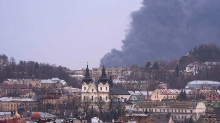 Rusia shkatërron depot e naftës dhe magazinat ushqimore të Ukrainës