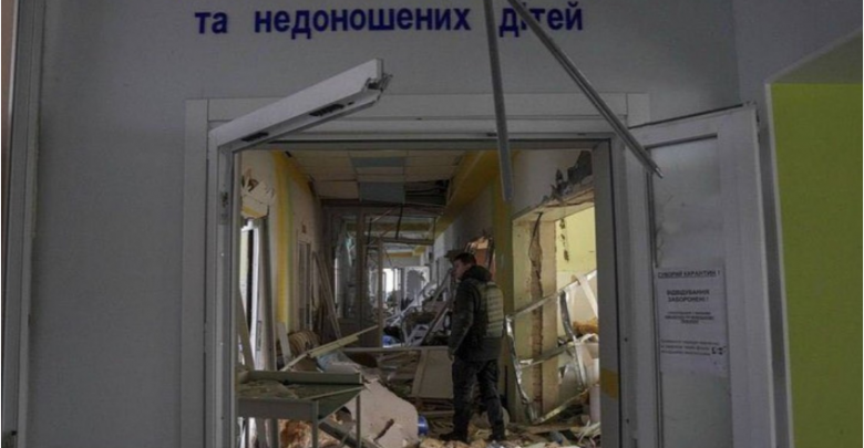 KUJDES/ Pamje të rënda nga bombardimi i maternitetit, gratë shtatzëna të gjakosura transportohen me barela pas sulmit rus