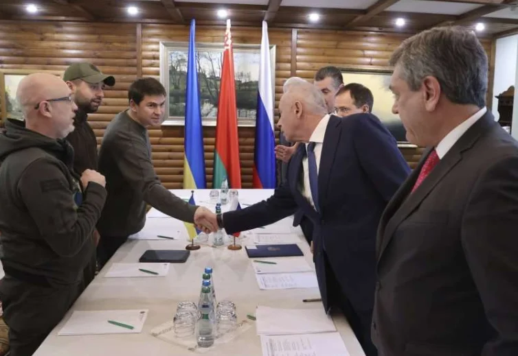 Rusia: Po presim përgjigjen e Ukrainës për bisedimet e paqes