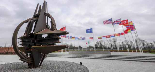 Stoltenberg: S’do të ketë zonë ndalim-fluturimi mbi Ukrainë, për anëtarësimin në NATO varet nga zgjedhja e Kievit