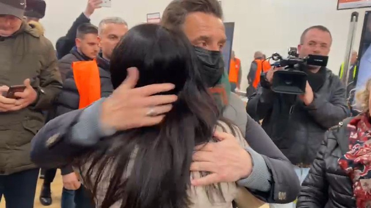 Eriselda Sefa merr fitoren në Lushnje, përqafohet me Erion Braçen sapo mëson rezultatin